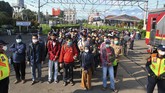 FOTO: Sesak Gerbong KRL di Tengah PSBB Jakarta Senin (13/4) adalah hari kerja pertama masa pembatasan sosial berskala besar berlaku di DKI Jakarta di mana KRL tetap padat seperti hari biasa.
