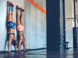 Mulai Gabut Kelamaan Isolasi? Coba Tantangan Pakai Baju Sambil Handstand