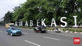 Jelang PSBB Bogor, Bekasi, Depok Suasana lalu lintas menjelang penerapan Pembatasan Sosial Berskala Besar (PSBB) di Bekasi, Jawa Barat, Selasa, 14 April 2020. PSBB Bekasi akan diberlakukan besok bersamaan kota Bogor, Kabupaten Bogor dan Kabupaten Bekasi. CNNIndonesia/Safir Makki