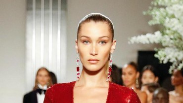 img-title Dukung Palestina, Bella Hadid Lakukan Aksi Protes dan Demo di New York