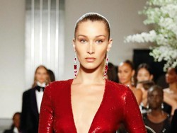 Keseruan Bella Hadid Bikin Poffertjes Saat Karantina di Rumah