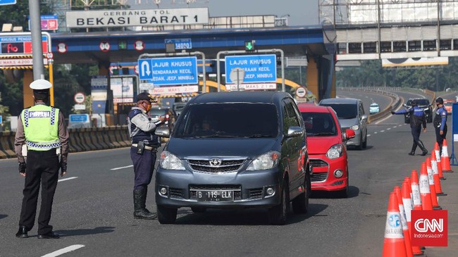 Suasana lalu lintas menjelang penerapan Pembatasan Sosial Berskala Besar (PSBB) di Bekasi, Jawa Barat, Selasa, 14 April 2020. PSBB Bekasi akan diberlakukan besok bersamaan kota Bogor, Kabupaten Bogor dan Kabupaten Bekasi. CNNIndonesia/Safir Makki
