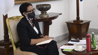 Presiden Joko Widodo mengikuti KTT ASEAN Khusus Covid-19 secara virtual didampingi Menlu Retno L Marsudi dan Menkes Terawan, Selasa (14/4)