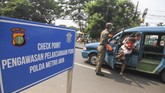 Jelang PSBB Bogor, Bekasi, Depok Petugas Satpol PP menghentikan angkot yang tidak mengikuti aturan PSBB saat memasuki kawasan Jakarta di Jalan Raya Bogor, Jakarta Timur, Jumat (10/4/2020). Pengawasan di perbatasan Jakarta dengan Kota Depok tersebut dalam rangka penerapan Pembatasan Sosial Berskala Besar (PSBB) di DKI Jakarta selama 14 hari dimulai pada 10 April hingga 23 April 2020. ANTARA FOTO/Asprilla Dwi Adha/pras.