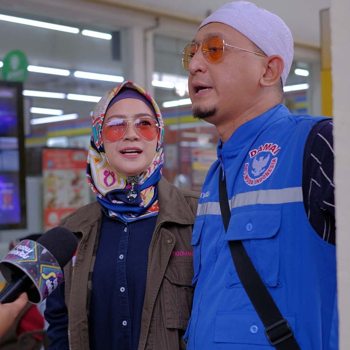 <p>Alasan perceraiannya pun kala itu diduga karena poligami, namun telah dibantah oleh Ustaz Zacky Mirza . (Foto: Instagram @chintatanjung)</p>