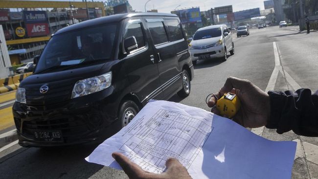 Ribuan mobil dan sepeda motor diputar balik akibat penerapan kebijakan ganjil-genap di Kota Bogor.