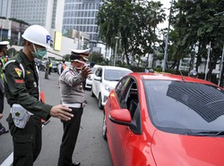 Netizen Bingung: Nyetir Didenda karena Turunkan Masker, Eh Malah Dibawa ke Tempat Ramai