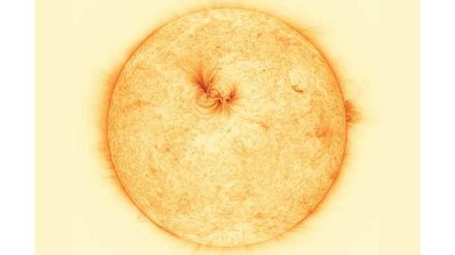 Efek Ledakan Badai Matahari ke Bumi, Aurora dan Ganggu Radio Ledakan matahari melontarkan gelombang plasma elektron dan proton ke atmosfer Bumi beri efek aurora hingga gangguan sinyal radio.