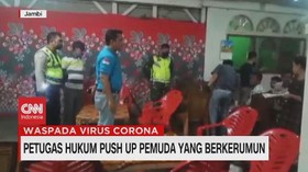 VIDEO: Petugas Hukum Push Up Pemuda yang Berkerumun