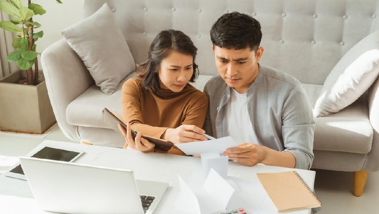 Keuangan keluarga family having conflict fight about wasting money financial problem at home