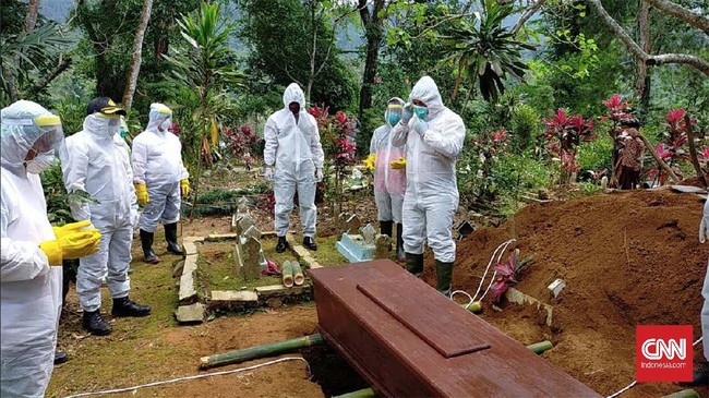 Total ada 348 tenaga kesehatan Sumut terpapar covid-19. Tujuh dokter di antaranya meninggal dunia. Dokter Dennis yang meninggal Rabu malam jadi yang termuda.