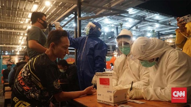 Tim gabungan gugus tugas Covid-19, TNI, dan Polri menyisir kawasan yang masih dipadati anak nongkrong di Surabaya, dan melakukan rapid test di sana.