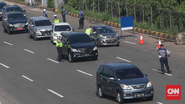 Petugas kepolisan dan Dinas Perhubungan memeriksa penumpang pengendara mobil yang tidak menggunakan masker maupun duduk tanpa jarak saat  sosialisasi jelan peerapan Pembatasan Sosial Berskala Besar (PSBB) di pintu  tol bekasi barat, Bekasi, Jawa Barat, Selasa, 14 April 2020. PSBB Bekasi akan diberlakukan besok bersamaan kota Bogor, Kabupaten Bogor dan Kabupaten Bekasi. CNNIndonesia/Safir Makki