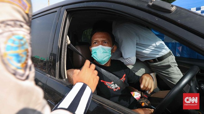 Epidemiolog Hermawan Saputra meminta petugas tidak asal menindak pengemudi mobil yang melanggar penggunaan masker.