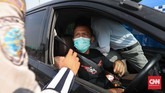Jelang PSBB Bogor, Bekasi, Depok Petugas kepolisan dan Dinas Perhubungan memeriksa penumpang pengendara mobil yang tidak menggunakan masker maupun duduk tanpa jarak saat sosialisasi jelan peerapan Pembatasan Sosial Berskala Besar (PSBB) di pintu tol bekasi barat, Bekasi, Jawa Barat, Selasa, 14 April 2020. PSBB Bekasi akan diberlakukan besok bersamaan kota Bogor, Kabupaten Bogor dan Kabupaten Bekasi. CNNIndonesia/Safir Makki
