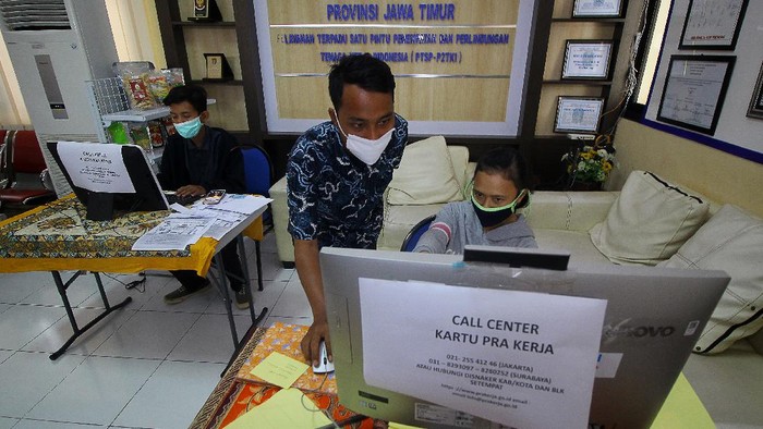 Petugas mendampingi warga yang melakukan pendaftaran calon peserta Kartu Prakerja di LTSA-UPT P2TK di Surabaya, Jawa Timur, Senin (13/4/2020). Pemprov Jawa Timur membuka 56 posko yang tersebar di 38 kabupaten/kota di Jawa Timur untuk memberikan pelayanan dan pendampingan kepada masyarakat yang terdampak COVID-19 dalam mendaftar program Kartu Prakerja. ANTARA FOTO/Moch Asim/wsj.