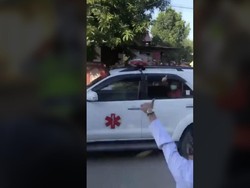 Viral Video Warga Mamuju Berikan Semangat pada Pasien Diduga Positif Corona