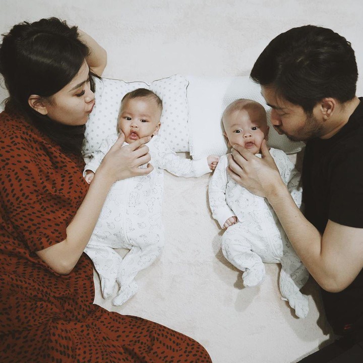 <p>Kata Bunda Syahnaz, "<em>Di rumah aja untung ada dua bayi ini... jadi tetep menyenangkan deh.</em>" (Foto: Instagram @syahnazs)</p>