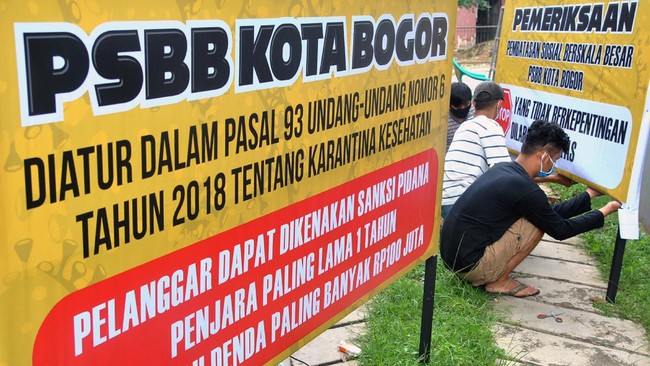 Pekerja menyelesaikan pembuatan rambu untuk penerapan Pembatasan Sosial Berskala Besar (PSBB) di wilayah Kota Bogor di Bogorled Teknolindo, Tegal Gundil, Kota Bogor, Jawa Barat, Senin (13/4/2020). Sebanyak 30 rambu yang terdiri dari rambu peringatan dan pemeriksaan tentang penerapan PSBB tersebut akan ditempatkan di sejumlah ruas jalan utama dan perbatasan di Kota Bogor yang akan dilaksanakan pada hari Rabu, 15 April 2020 mulai pukul 00.00 WIB. ANTARA FOTO/Arif Firmansyah/wsj.