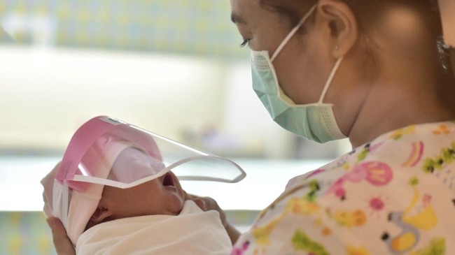 FOTO: Gemas Bayi dengan 'Tameng Anti-Corona' di Thailand