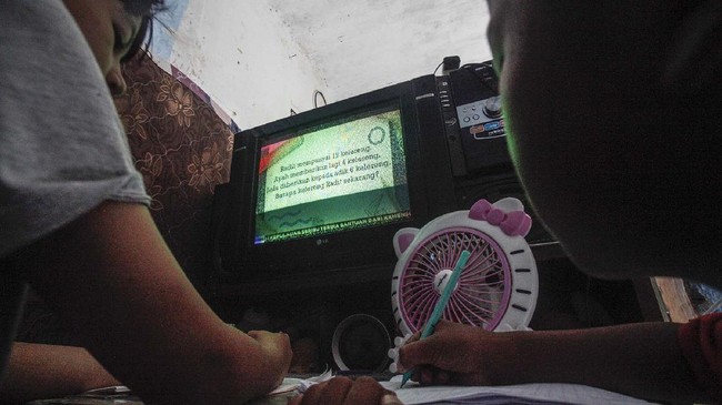 Federasi Serikat Guru Indonesia (FSGI) meminta pemerintah tidak melupakan pembelajaran di luar jaringan (luring) yang masih jadi kendala di banyak daerah.