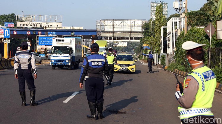 Petugas Pantau Check Point Penerapan PSBB di Gerbang Tol Bekasi Barat Petugas gabungan dari Dishub Pemkot Bekasi dan polisi pantau lokasi pengecekan penerapan PSBB. Lokasi check point itu berada di Gerbang Tol Bekasi Barat.