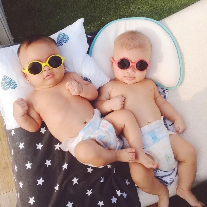<p>Zayn dan Zunaira enggak lupa berjemur matahari pagi nih. Supaya meningkatkan imun tubuh ya. (Foto: Instagram @syahnazs)</p>