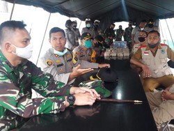 Bantu Pekerja Harian, Polri-TNI Majalengka Bangun Dapur Umum