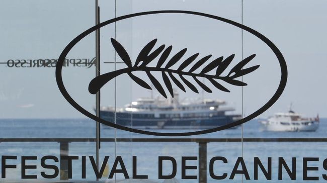 A picture taken on May 12, 2015, shows the festival's logo on the eve of the 68th Cannes Film Fes tival in Cannes, southeastern France.  AFP PHOTO / LOIC VENANCE (Photo by LOIC VENANCE / AFP)