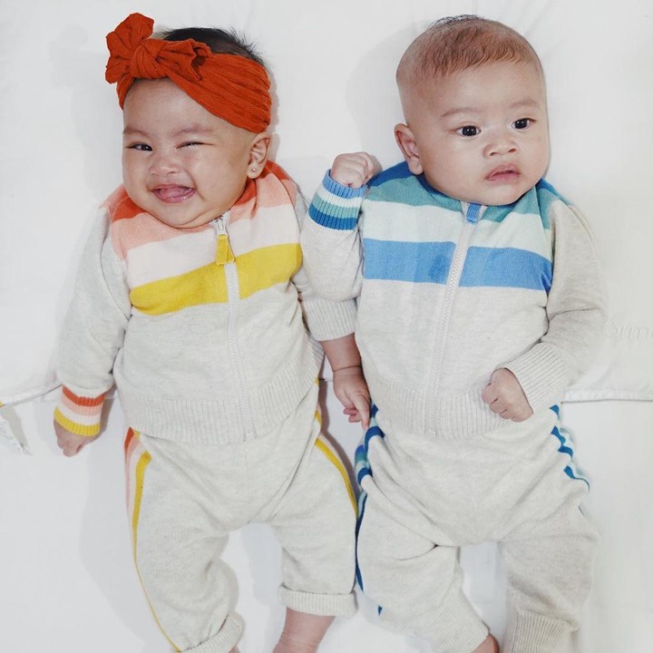 <p>Selama pandemi Corona, baby Zayn dan Zunaira enggak bisa ke mana-mana nih. Harus di rumah saja. (Foto: Instagram @syahnazs)</p>
