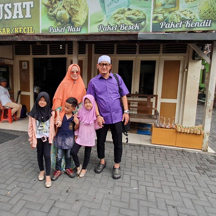 <p>Akan tetapi, pada Juni 2019 keduanya dikabarkan rujuk. Lalu pada Desember 2019 keduanya resmi rujuk menjadi suami istri lagi. (Foto: Instagram @chintatanjung)</p>