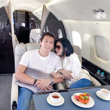 Syahrini Tak Bisa ke Salon, Reino Barack Alih Peran Jadi Tukang Kuku