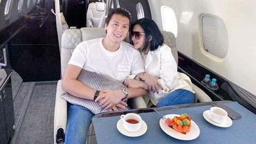 img-title Syahrini Tak Bisa ke Salon, Reino Barack Alih Peran Jadi Tukang Kuku