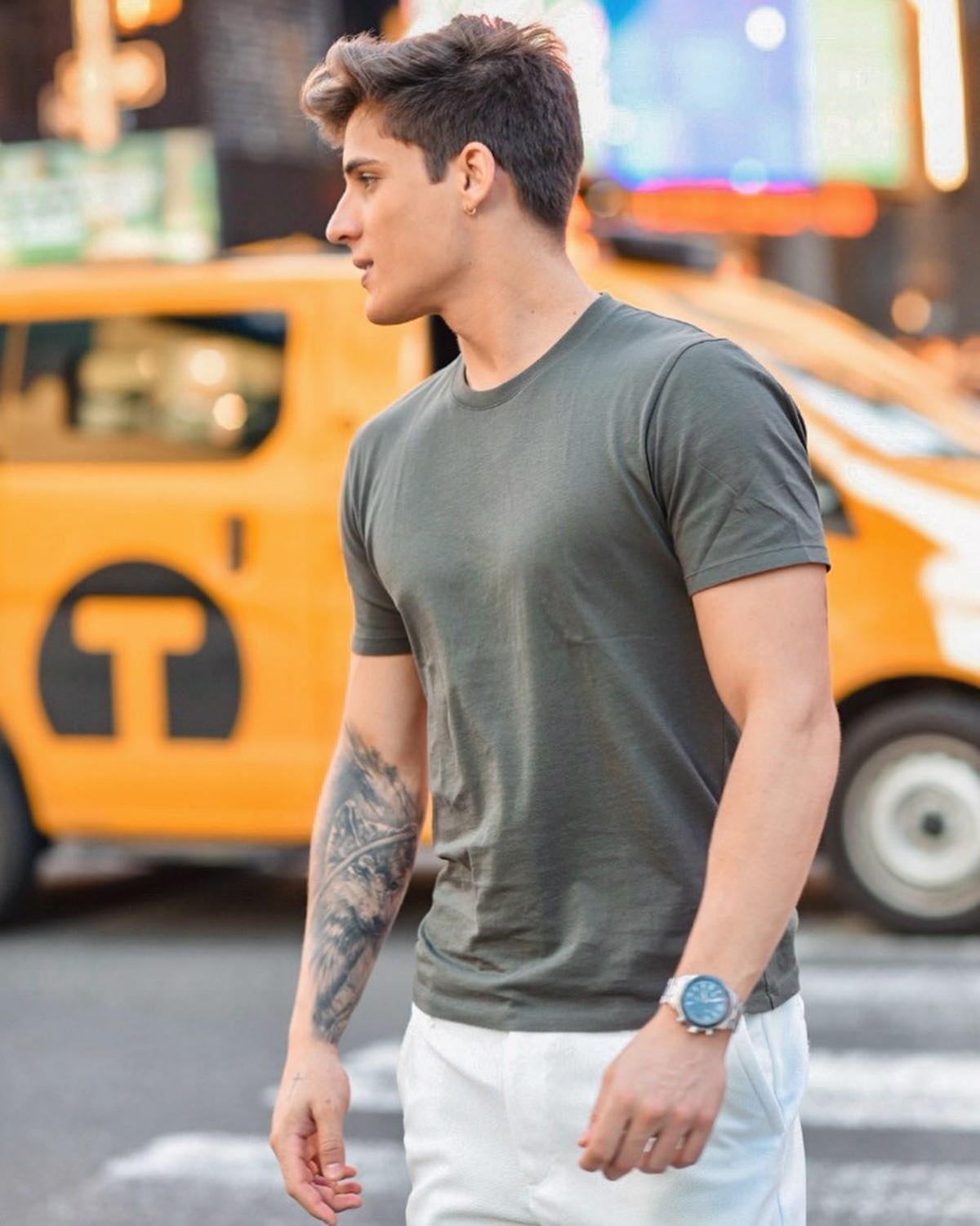 Ibunda Neymar&comma; Nadine Goncalves&comma; mencuri perhatian publik dunia usai menjadikan pria yang lebih muda 30 tahun darinya bernama Tiago Ramos sebagai kekasih&period;