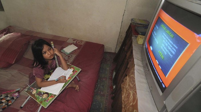 Seorang anak menyimak pembelajaran yang disiarkan melalui Televisi Republik Indonesia (TVRI) di Kelurahan Gladak Anyar, Pamekasan, Jawa Timur, Senin (13/4/2020). Kementerian Pendidikan dan Kebudayaan (Kemendikbud) menyiapkan 720 episode untuk penayangan Belajar dari Rumah selama 90 hari untuk PAUD hingga SMA melalui TVRI. ANTARA FOTO/Saiful Bahri/hp.