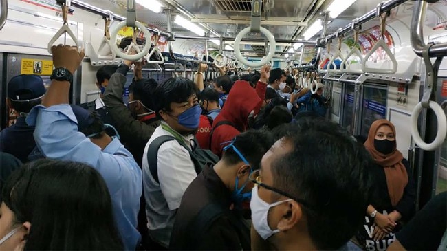 Suasana kepadatan penumpang KRL Jakarta Bogor, Selasa sore, 14 April 2020. (dok. istimewa)