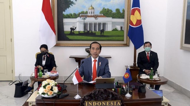 Presiden Joko Widodo mengikuti KTT ASEAN Khusus Covid-19 secara virtual didampingi Menlu Retno L Marsudi dan Menkes Terawan, Selasa (14/4)