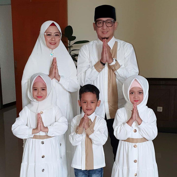 <p>Dari pernikahannya, Ustaz Zacky Mirza dan Shinta Tanjung dikarunia lima anak. (Foto: Instagram @chintatanjung)</p>