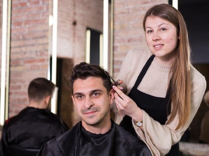 6 Tips Memotong Rambut Suami dari Stylist Selebriti Dunia, Mau Coba?