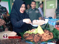 Tak Hanya Jago Mengobati, Ningsih Tinampi Juga Jago Bikin Nasi Tumpeng