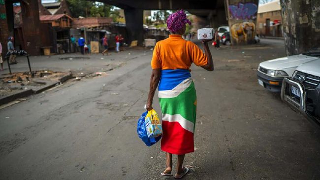 Afsel Kecewa Negara-negara Afrika Tutup Pintu karena Omicron Pemerintah Afrika Selatan menyampaikan kekecewaan karena sejumlah negara Afrika menutup gerbang internasional terhadap negara tersebut.