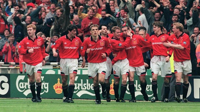 Eric Cantona (C) is congratulated by Manchester United players after scoring the only goal 11 May 1996 at Wembley Stadium in London when he capitained his team, Manchester United to win the FA Cup final against Liverpoool.  AFP PHOTO GERRY PENNY (Photo by GERRY PENNY / AFP)