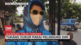 VIDEO: Tukang Cukur Pakai Alat Pelindung Diri