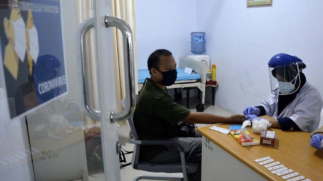 Petugas medis mengambil sampel darah jurnalis saat Rapid Test atau pemeriksaan cepat COVID-19 di Rumah Jabatan Gubernur Sulsel, Makassar, Sulawesi Selatan, Rabu (15/4/2020). Rapid test yang diikuti 40 wartawan dari sejumlah media tersebut untuk pencegahan penyebaran virus corona atau COVID-19 di kalangan wartawan di Kota Makassar. ANTARA FOTO/Abriawan Abhe/foc.