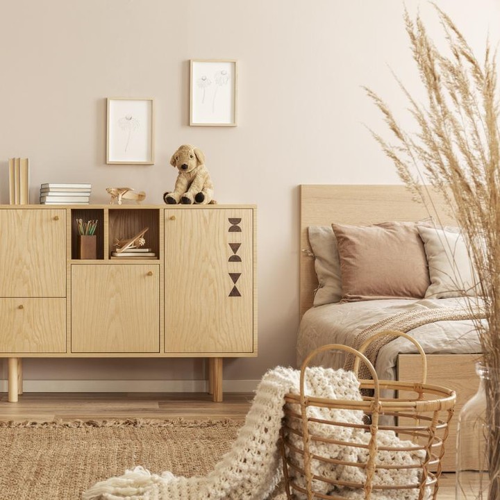 <p>Semua furnitur di kamar ini terbuat dari kayu dengan desain yang simpel tanpa ukiran. Warna cat dinding yang senada dengan furnitur membuat kamar ini terlihat manis dan romantis. (Foto: iStock)</p>