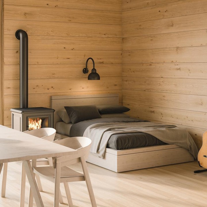 <p>Kamar simpel dengan dinding dan lantai yang terbuat dari kayu, akan menciptakan kesan hangat. Warna sprei yang kontras dengan kayu membuat kamar ini menarik dan tidak monoton. (Foto: iStock)</p>