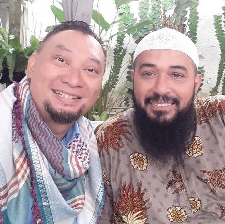 <p>Ia juga meluangkan waktunya untuk berbincang dengan pemuka agama.</p>
