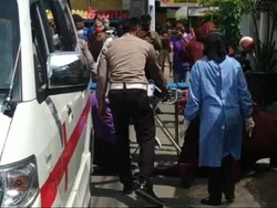 Tukang Becak Meninggal Saat Bawa Penumpang, Petugas Evakuasi Pakai APD