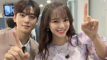img-title Tengok Manisnya Keakraban Cha Eun Woo dan Kim Sejeong