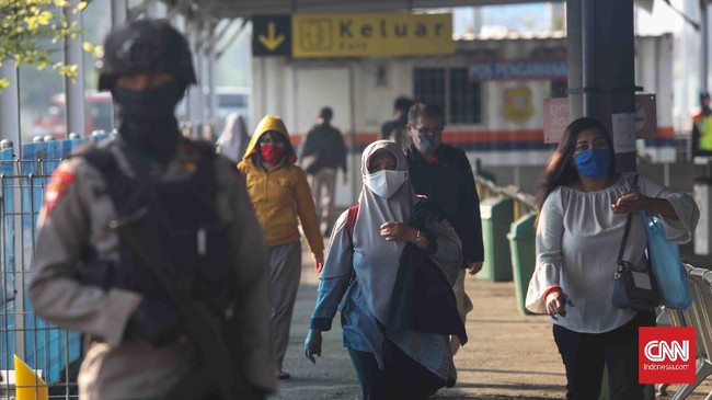 Penumpang commuterline yang akan berangkat ke Jakarta di Stasiun Bekasi, Jawa Barat, Rabu, 15 April 2020. Pembatasan Sosial Berskala Besar (PSBB)  dimulai hari ini di Kota Bekasi hingga 28 April 2020. CNNIndonesia/Safir Makki